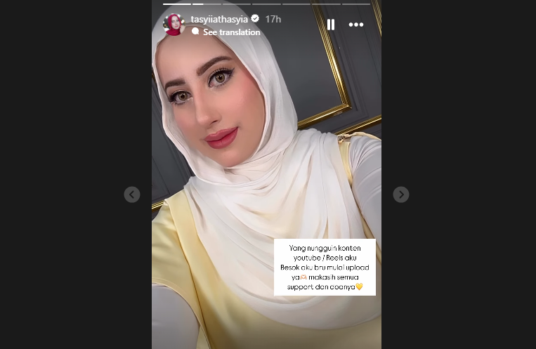 momen Tasyi pakai baju kuning